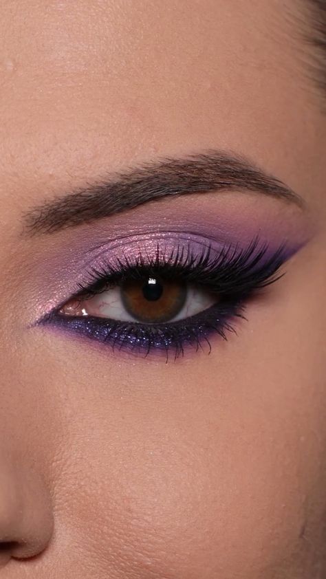 This sparkly & smokey purple makeup will steal your hearts! | cosmetics | This sparkly & smokey purple makeup will steal your hearts! | By Makeup Gallery Pop Of Purple Eye Makeup, Eye Makeup Looks Purple, Purple Makeup Looks For Wedding, Fancy Eye Makeup Looks, Light Purple Prom Makeup Looks, Purple Inspired Makeup, Prom Purple Makeup Looks, Eyeshadow Makeup Purple, Hoco Makeup Ideas For Purple Dress