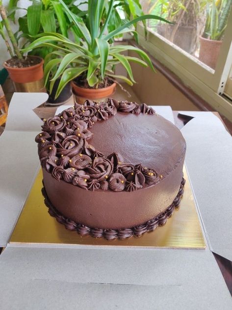 Cute Chocolate Cake Designs, Choco Chips Cake Design, Choco Cake Decoration, Choc Cake Decoration Ideas, Choco Truffle Cake Designs, Chocolate Ganache Cake Design, Truffle Cake Designs, Truffle Cake Decoration, Simple Chocolate Cake Design