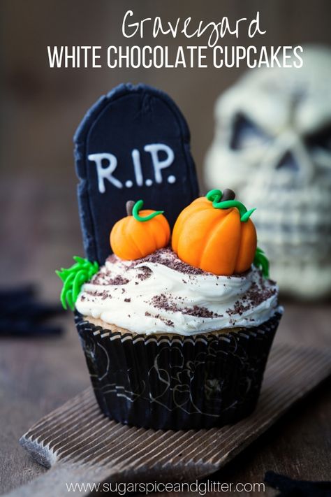 Dirt Cupcakes, Menu Halloween, Halloween Food Cupcakes, White Chocolate Cupcakes, Postres Halloween, Dessert Halloween, Marshmallow Frosting, Halloween Food Treats, Halloween Cupcake