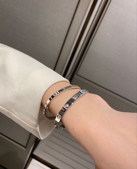 Silver Cartier Bracelet, Body Jewelry Diy, Stylish Jewelry Accessories, Screw Bracelet, Nail Bracelet, Simple Luxury, Cartier Bracelet, Classy Jewelry, Fancy Jewellery