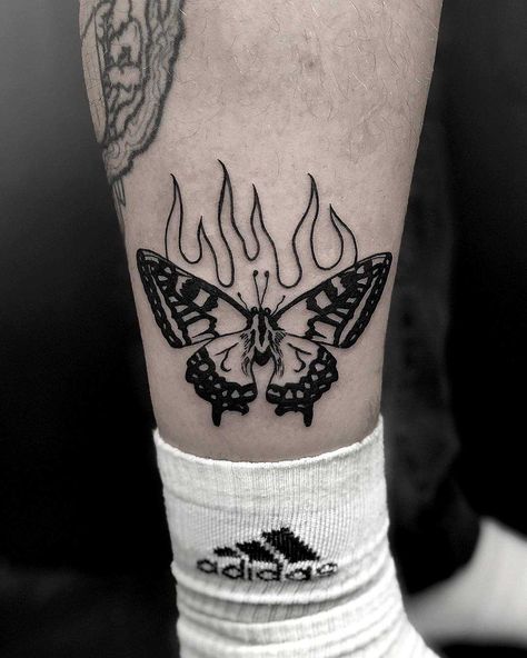 Burning Butterfly Tattoo, Burning Butterfly, Fire Butterfly, Tato Phoenix, Mens Butterfly Tattoo, Butterfly Tattoo Meaning, Tattoo Mini, Lion Tattoos, Sketches Ideas