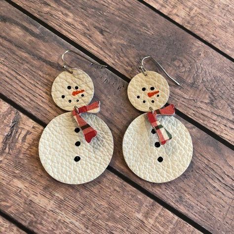 Cricut Leather, Faux Earrings, Painted Snowman, Snowman Earrings, Diy Leather Earrings, Leather Jewelry Diy, Winter Earrings, Leather Earring, Earrings Circle