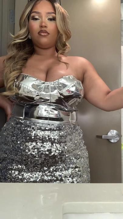 Silver Outfit Plus Size, Plus Size Silver Outfit, All Silver Outfit, Concert Looks Plus Size, Metal Concert Outfit, Beyoncé Concert Outfit, Beyonce Concert Outfit, Beyonce Concert, Silver Outfits