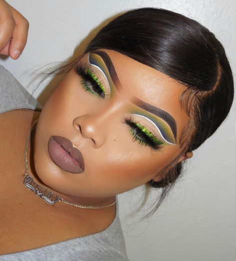 Fall Makeup Looks For Black Women, Cut Crease Eyeshadow Black Women, Make Up Inspiration Natural, Eye Makeup For Black Women, Full Cut Crease Eye Makeup, Vibrant Makeup Looks, Colorful Cut Crease, Pro Makeup Kit, Makeup Beauty Hacks