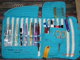 Crocheted Organizers, Crochet Organization, Travel Crochet, Crochet Essentials, Crochet Hook Holder, Crochet Organizer, Nifty Crafts, Crochet Hook Case, Knitting Tote