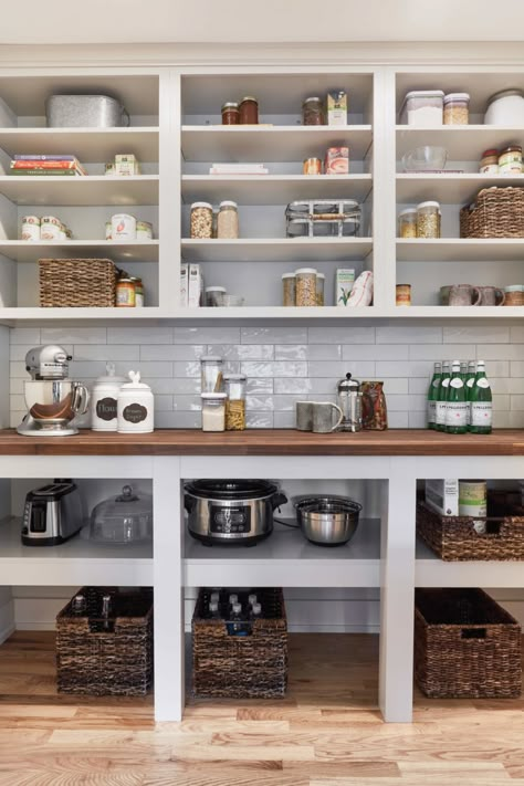 The Best Farmhouse Pantry Inspiration - A huge collection of beautifully organized farmhouse pantries that are classic yet completely on-trend with modern farmhouse touches.   #farmhousepantry #classicfarmhouse #farmhousedecor #farmhouseinspired #farmhousedesign #rusticfarmhouse Pantry Layout, House Pantry, Pantry Inspiration, Pantry Laundry Room, Farmhouse Pantry, Pantry Room, Desain Pantry, Pantry Remodel, Organized Kitchen