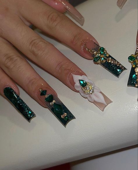 Medium Emerald Green Nails, Emerald Green Quince Nails, Green Quince Nails, Green And Gold Acrylic Nails, Emerald Nails Acrylic, Hispanic Nails, Nails Quince, Xv Nails, Quinceañera Nails