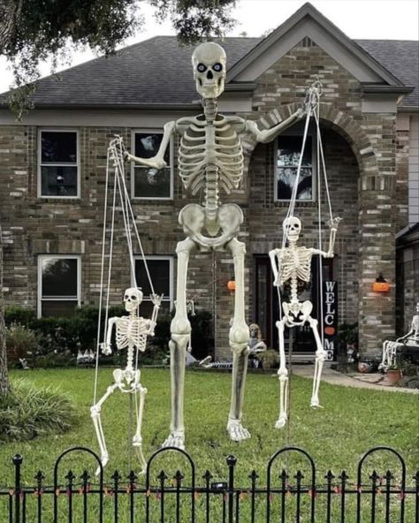 Fall Graveyard, Front Yard Decor Ideas, 12ft Skeleton, Skeleton Ideas, Halloween Yard Displays, Yard Decor Ideas, Creative Halloween Decorations, Scary Halloween Decorations Outdoor, Skeleton Decor