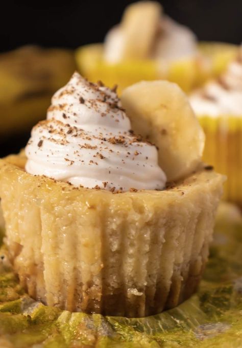 Mini Banana Cheesecakes - Recipe Magik Desserts Banana, Lemon Cream Cheese Bars, Banana Cheesecake, Mini Bananas, Peach Cobbler Recipe, Apple Pie Recipes, Mini Cheesecakes, Peanut Butter Recipes, Fun Baking Recipes