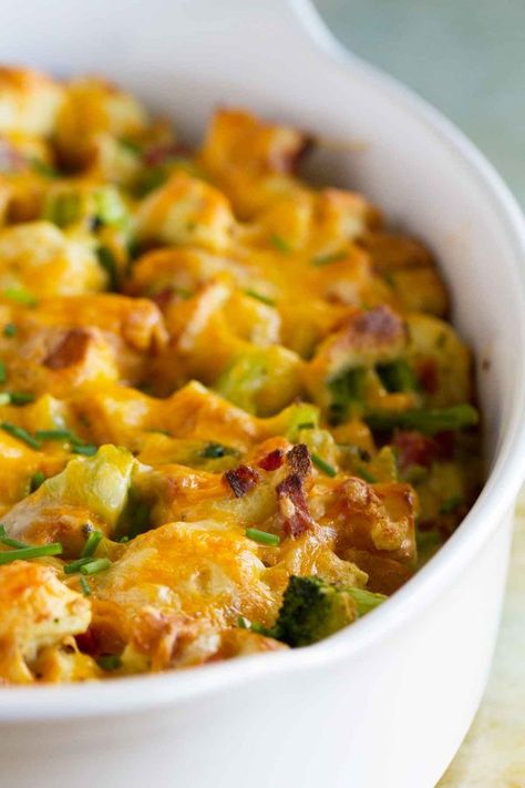 This Broccoli, Cheddar and Ham Strata Recipe is a cinch to put together, and is a filling and delicious breakfast recipe. Broccoli Cheese Strata, Broccoli Strata, Ham Strata Recipes, Ham And Cheese Strata, Ham Strata, Vegetable Strata, Brunch Egg Dishes, Cheesy Food, Strata Recipe