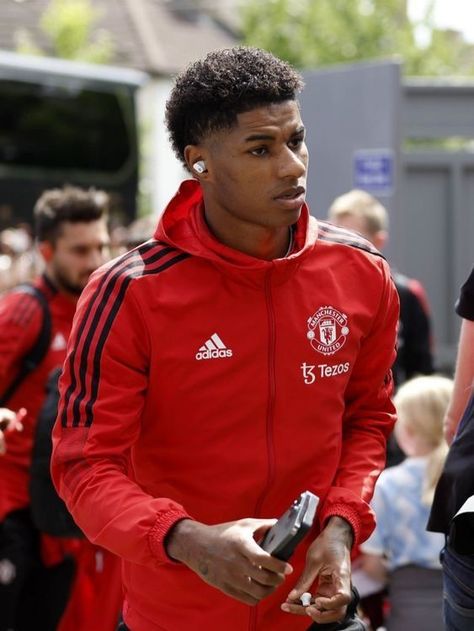 Fine Football Players, Marcus Rashford Aesthetic, England Football Players, Ronaldo Photos, Manchester United Team, England Football Team, Football Boyfriend, Rugby Men, Marcus Rashford