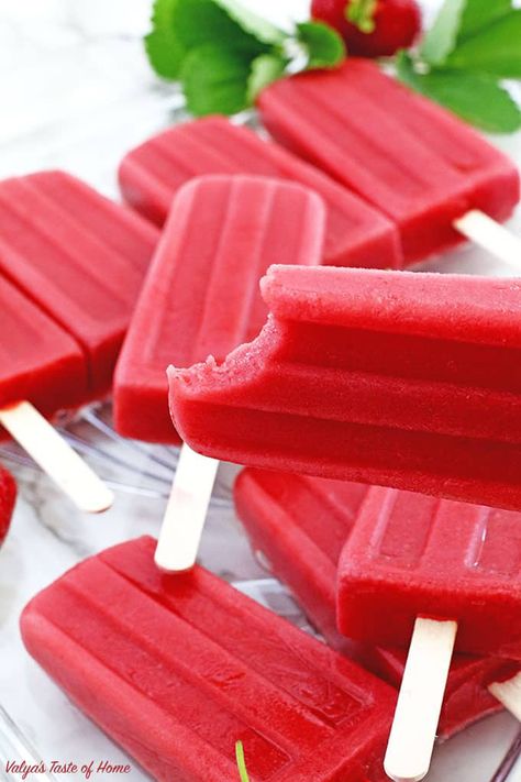 These Healthy Strawberry Popsicles Recipe are naturally sweet, refined-sugar-free, loaded with homegrown strawberries. They are so easy to make that any child can make them by themselves without minimal supervision! Strawberry Popsicles Recipe, Strawberries Garden, Garden Strawberries, Strawberry Gluten Free, Strawberry Popsicles, Popsicles Recipe, Healthy Popsicles, Organic Maple Syrup, Healthy Strawberry