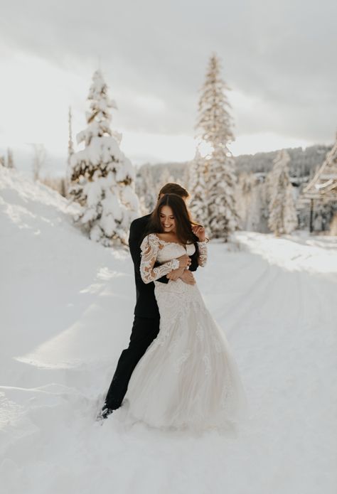 Snow Wedding Photos, Wedding Dress Winter, Snowy Wedding, Winter Wedding Outfits, Winter Wedding Photos, Alaska Wedding, Snow Wedding, Winter Wedding Colors, Winter Elopement