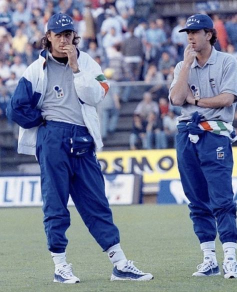 Alchimist 🧪 on Twitter: "📸 Maldini, Costacurta et Ronaldinho en Air Max 95.… " Iconic Pics, Italy National Football Team, Football Drip, Paolo Maldini, Soccer Outfits, Football Images, Football Fashion, Football Icon, Football Photos