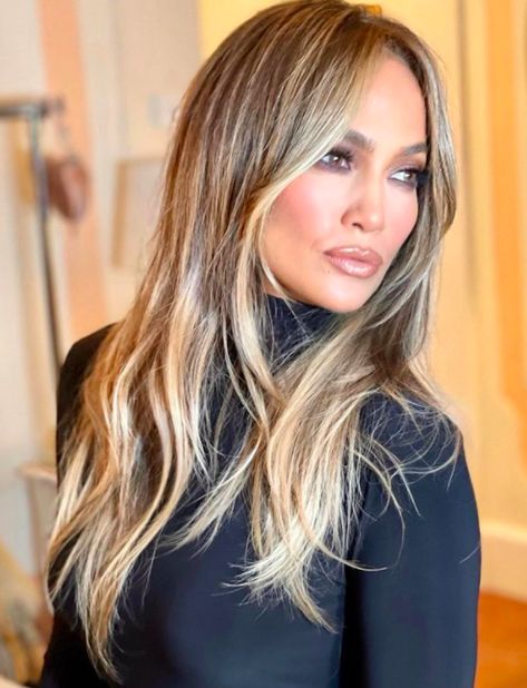 Jennifer Lopez Just Rocked One Of The Biggest Hairstyle Trends Of The Season- ellemag Expensive Blonde Hair, Jlo Hair Colors, Expensive Blonde, Jlo Hair, Jennifer Lopez Hair, Trendy We Fryzurach, Warm Hair Color, Woman Images, Summer Hair Trends