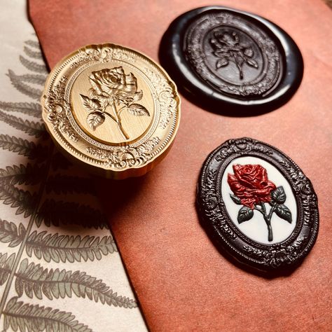 Our wax seal stamp is high -quality, made by brass. You can seal the stamp, and then use the wax seals to decorate envelopes, wedding invitations or gift wrapping. You can find everything about the seal stamp in our store.(Like botanical seal stamp, 3D seal stamp, wax beads ,wax stove and so on). All the wax seal stamp head can be unscrewed from the handle ❤You Can Find Our Sealing Wax Here: https://www.etsy.com/shop/HugoDiyAccessories?section_id=28860953 ❤You Can Find Our Special and Unque Wax Stamp Designs Here https://www.etsy.com/shop/HugoDiyAccessories?ref=simple-shop-header-name&listing_id=840029196&section_id=1 --------------------------------------------♥ Description Item Type:Wax Seal Stamp Product details:1Pc seal stamp with wood handle Pattern:Rose&Frame Head Material:Copper Hea Wax Seal Aesthetic, Wax Seal Ideas, Wax Seal Stamp Design, Rose Wax Seal, Letter Seal, Stamp Invitation, Star Wax Seal, Rose Wax Seal Stamp, Wax Seal Stamp Design Initials