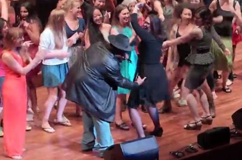 This Is What Happens When Sir Mix-A-Lot Performs "Baby Got Back" With A Symphony Orchestra Orchestra Humor Cellos, Sir Mix A Lot, Orchestra Performance, Transiberian Orchestra, Baby Got Back, London Symphony Orchestra, Symphony Orchestra, Orchestra, Performance Art