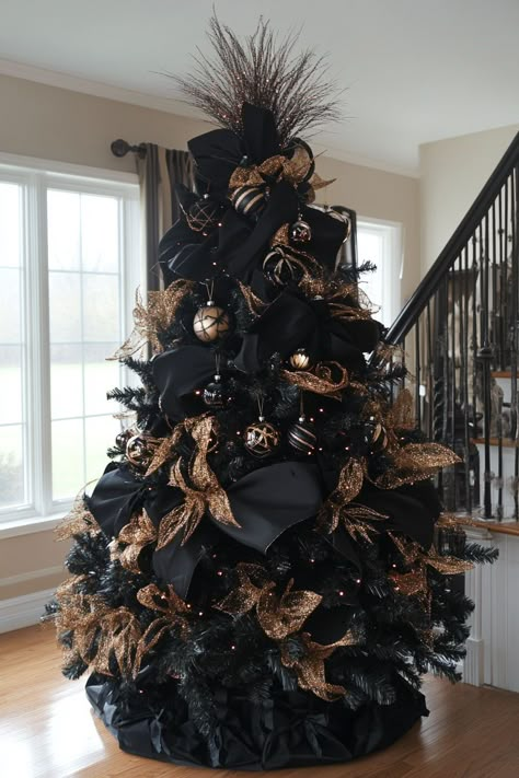 Black And Beige Christmas Tree Decor, Afrocentric Christmas Tree, Manly Christmas Tree, Black And Gold Christmas Tree Ideas, Black Tree Decorating Ideas, Black And White Christmas Tree Ideas, Black Christmas Tree Ideas, Black And Silver Christmas, Black And Gold Christmas Tree