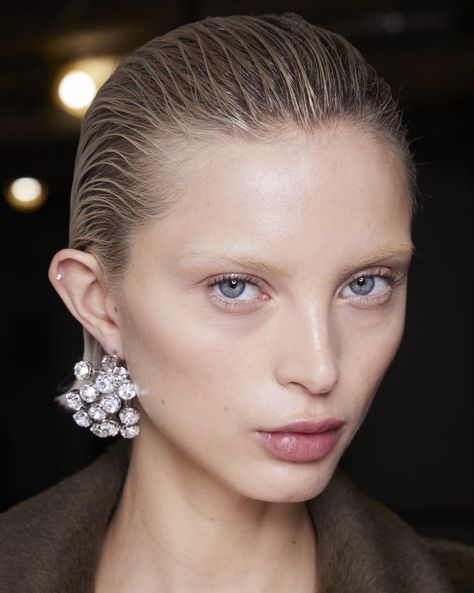 Autumn 2023 Hair, Winter 2023 Hair, Hair Trends For 2023, Runway Hair Trends, Single Plaits, 2024 Hair Trends, Wet Look Hair, Fashion Week Hair, Glam Waves