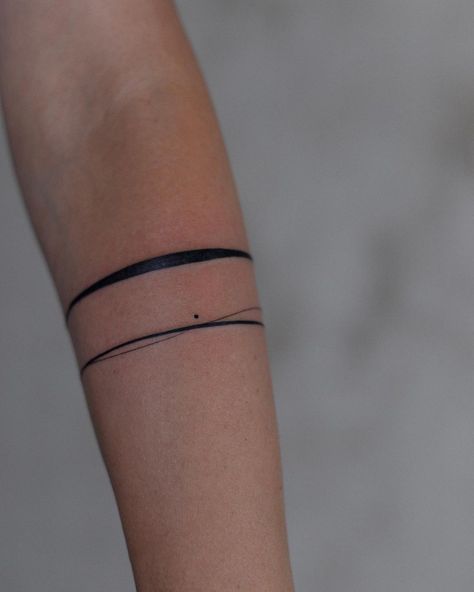 Tatuagem bracelete: 60 ideias lindas para se inspirar Black Stripe Tattoo Arm, Minimalist Armband Tattoo For Women, Wrist Line Tattoo Bracelet, Tattoo Armband Women, Arm Ring Tattoo Woman, Stripe Tattoo Arm, Band Tattoos Women, Braslet Tattoo, Arm Band Tattoo Meaning