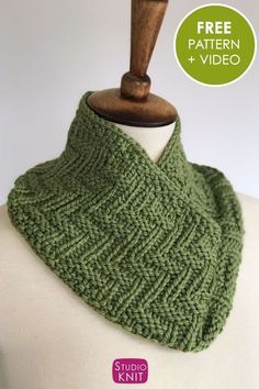 Knit up an infinity scarf and cowl in the easy Zigzag Design of knits and purls. Free written pattern and video tutorial help you confidently make this quick knit project. #StudioKnit #knittingpattern #knitscarf #howtoknitascarf #freeknittingpattern Knit A Scarf, Knitting Cowl, Cowl Knitting, Shawl Knitting, Knitted Texture, Knit Accessories, Knitted Scarves, Easy Knitting Projects, Neck Warmers