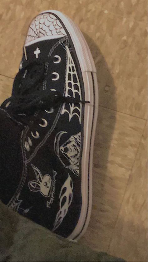 Black Converse Drawing On Shoes, Drawing On Converse Grunge, Custom Converse Ideas Grunge, Converse Art Grunge, All Star Converse Outfit, Converse Drawing On Shoes Emo, Decorated Converse Grunge, Converse Drawing, Grunge Pics