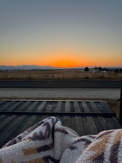 Sunset Truck Bed Date, County Couples, Watching Sunset In Back Of Car, Sunset Drives Aesthetic, Truck Bed Date, Farm Sunset Aesthetic, Western Pics, Car Ride Aesthetic Sunset, Country Sunset