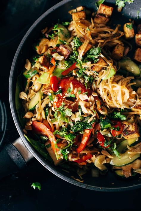 Back Pocket Stir Fry with Noodles - simplicity wins. brown rice noodles with tofu and all kinds of colorful veggies for a quick and easy dinner! vegan, vegetarian. #vegetarian #vegan #cleaneating #healthy #dinnerrecipe #yum | pinchofyum.com Stir Fry With Noodles, Noodles With Tofu, Brown Rice Noodles, Green Curry Sauce, Tofu Recipes Easy, Easy Stir Fry Recipes, Pinch Of Yum, Easy Stir Fry, Tofu Stir Fry