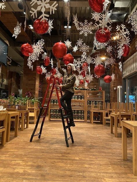 Christmas Shop Displays, Christmas Ceiling Decorations, Bar Deco, Church Christmas Decorations, Christmas Church, Christmas Decor Inspiration, Christmas Themes Decorations, Christmas Balloons, Christmas Events