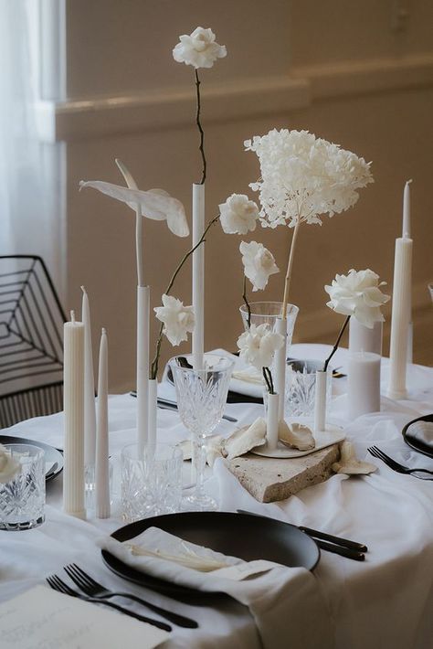 35 Chic Minimalist Wedding Table Decor Ideas - Weddingomania Simplistic Wedding Table Decor, Minimalist Wedding Flowers, Minimalist Wedding Table Decor, Simple Table Setting, Neutral Candles, Wedding Table Decor Ideas, Minimalist Wedding Table, Edgy Minimalist, Scandinavian Wedding