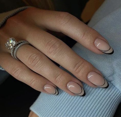 Nails In Black, Oval Shaped Nails, Manicured Nails, French Manicure Nails, Almond Shape Nails, Minimal Nails, Lines On Nails, Almond Nails Designs, Oval Nails