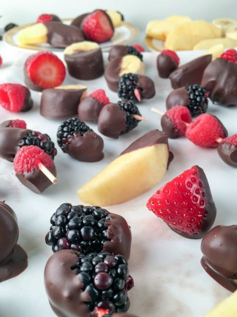 Chocolate Dipped Fruit Ideas, Fruit In Chocolate, Dipped Fruit Ideas, Fruit With Chocolate, Dipped Fruit, Fresh Fruit Desserts, Fruit Desserts Easy, Healthy Fruit Desserts, Fruit Chocolate