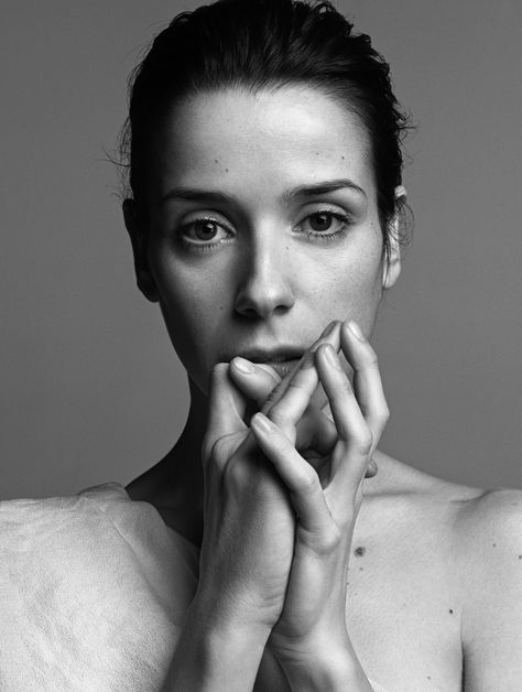 Sally Hawkins... (a lasting impression: Persuasion, Happy-Go-Lucky, Made in Dagenham, Submarine...) Made In Dagenham, Sally Hawkins, Blue Jasmine, Light Makeup Looks, Emma Thompson, Celebrity Portraits, English Actresses, Jane Austen, White Photography