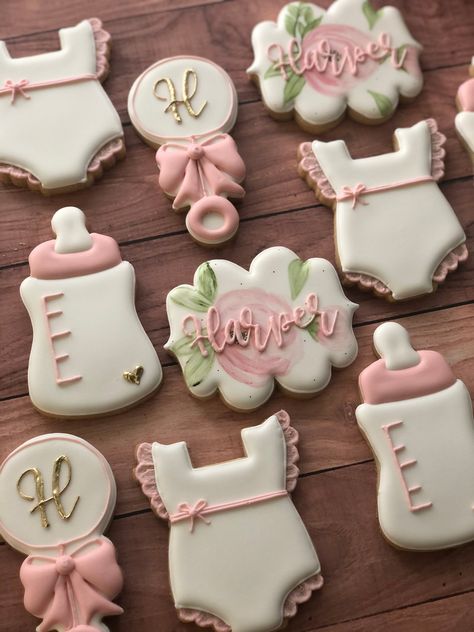 "Handmade vanilla sugar cookies to order 12 cookies per order Customize your set today Each cookie is 3-4\" in size Individually wrapped for freshness" Baby Shower Sugar Cookies, Pastel Baby Shower, Baby Shower Cakes Girl, Sprinkle Baby Shower, Sugar Cookie Designs, Best Things In Life, Baby Cookies, Shower Bebe