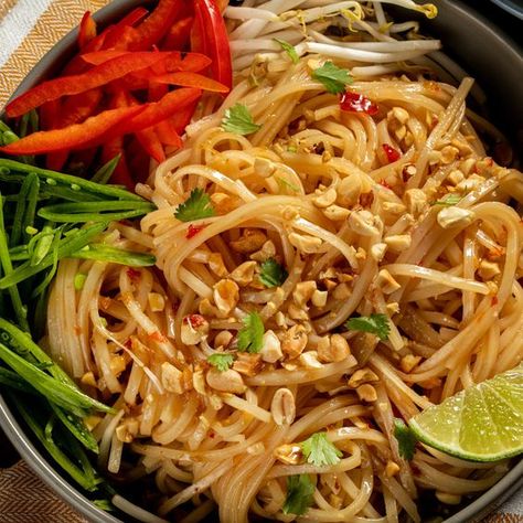 30+ Easy Asian Recipes: Make Takeout at Home - The Kitchen Community Cold Thai Noodle Salad, Noodle Meals, Asian Entrees, Cold Noodle Salad, Chili Dipping Sauce, Thai Noodle Salad, Healthy Noodles, Cold Lunch, Pumpkin Vegetable