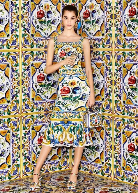 Dolce & Gabanna Fall/Winter 2016-17 Collection - Majolica @Maysociety Colorful Dresses Casual, Dolce Gabbana Dress, Multicolor Dress, Dolce E Gabbana, Formal Party, Mode Inspiration, Italian Fashion, Digital Printing, Chic Outfits