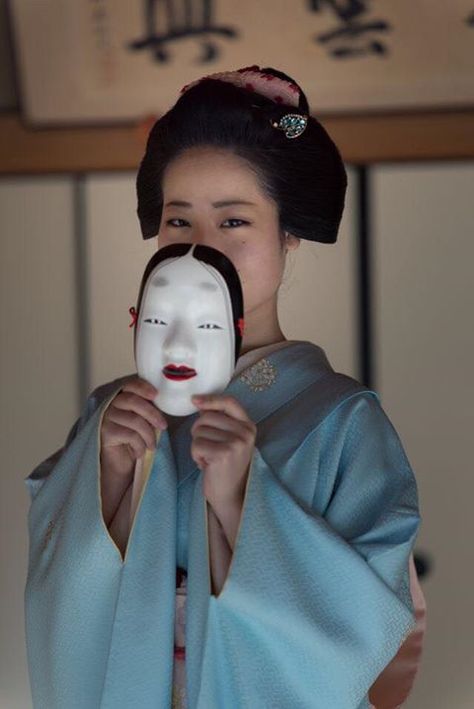 A maiko holding a noh mask. Japanese Traditional Mask, Emotive Art, Edo Japan, Traditional Mask, Japanese Block Print, Godzilla Monsters, Kyoto Japan Travel, Fox Wedding, Noh Mask