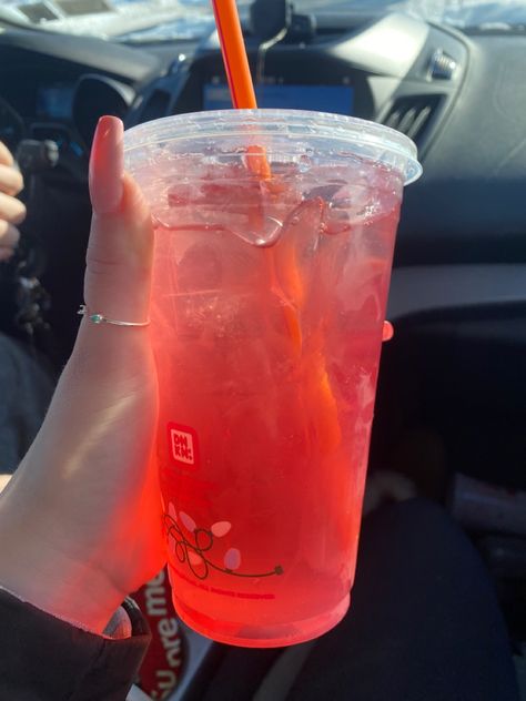 Dunkin Refresher Aesthetic, Strawberry Refresher Dunkin, Dunkin Donuts Refreshers Recipe, Strawberry Dragon Fruit Refresher Dunkin, Dunkin Donuts Refreshers, Strawberry Dragon Fruit Refresher, Dunkin Refreshers, Dunkin Donuts Drinks, Best Dunkin Donuts Drinks