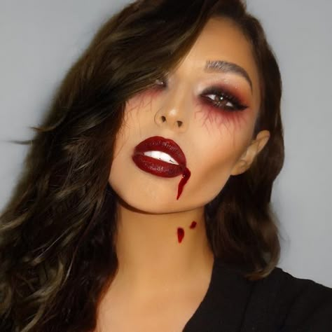 Vampire Makeup Looks, Fete Emo, Maquillage Halloween Simple, Vampire Makeup Halloween, Halloweenský Makeup, Halloween Make-up Looks, Holloween Makeup, Vampire Halloween Costume, Vampire Makeup