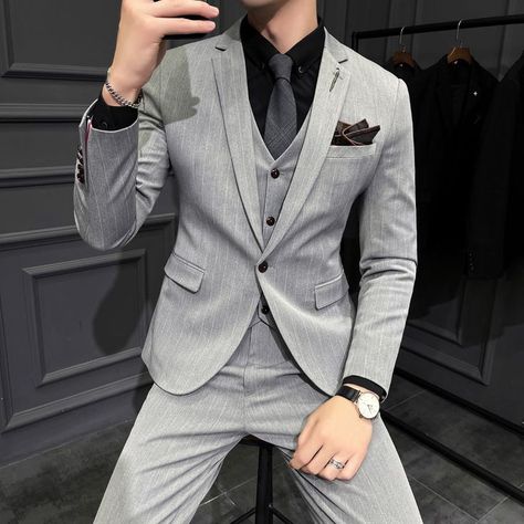 Suits Men Graduation, Formal Wear For Men Classy, Grey Prom Suit, Coat Suit For Men, 3 Piece Suit Men, Suit For Men Wedding, Formal Suits Men, Groomsmen Tuxedos, Grey Suits