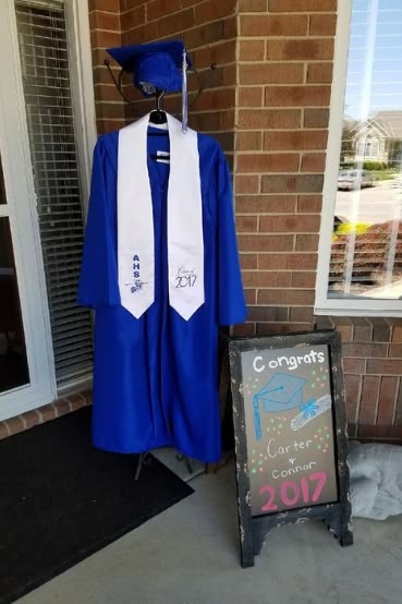 54 Genius Graduation Party Ideas that'll guarantee fun in 2023 Boys High School Graduation Party, Graduation Display, Graduation Party Pictures, High School Graduation Party Decorations, College Grad Party, Backyard Graduation Party, Outdoor Graduation Parties, Outdoor Graduation, Senior Graduation Party