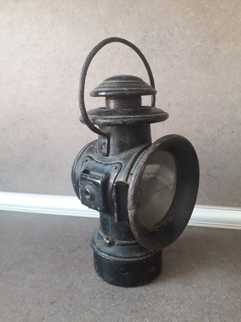 Vintage Railroad Lanterns, Sheet Metal Crafts, Railroad Lanterns, Life Drawing Reference, Antique Lanterns, Vintage Lanterns, Lantern Lamp, Game Props, Antique Keys