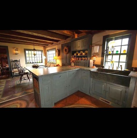 Early American Kitchen, Primitive Kitchen Cabinets, Primitive Country Kitchen, Colonial Kitchens, Colonial Kitchen, Floor Cloth, Primitive Kitchen, Primitive Furniture, Colonial Decor