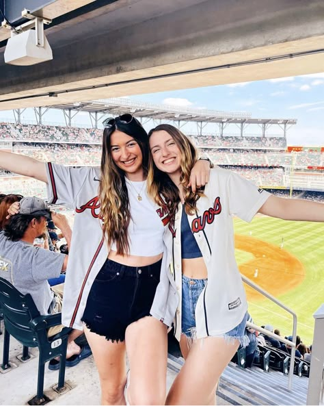 Braves Womens Outfit, Watching Basketball Game Outfit For Women, Baseball Outfit Women Jersey, Sorority Baseball Jersey, Braves Baseball Game Outfit, Braves Jersey Outfit Women, White Baseball Jersey Outfit, Braves Jersey Outfit, Jersey Baseball Outfit