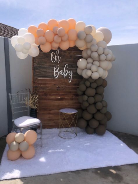 Pallet Balloon Arch, Balloon Arch With Pallets, Balloon Arch Baby Shower Neutral, Pallet Backdrop Baby Shower Ideas, Pallet Baby Shower Decor, Pallet Backdrop Birthday, Neutral Pallet, Pallet Backdrop, Baby Shower Diaper Cake