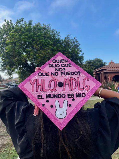 Fuerza Regida Graduation Cap, Graduation Cap Designs Karol G, Diy Graduation Cords, Junior H Graduation Cap, Senior Quotes Bad Bunny, Graduation Cap Designs Spanish Quotes, Bad Bunny Senior Quotes, Colombian Graduation Cap, Pretty Grad Cap Ideas