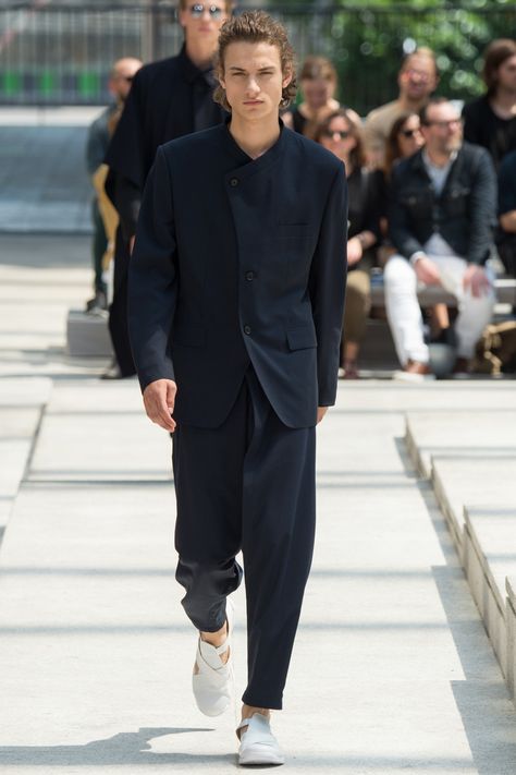 Issey Miyake Spring 2017 Menswear Collection Photos - Vogue Issey Miyake Pants, Issey Miyake Homme Plisse Pants Outfit, Issey Miyake Pleated Pants Men, Issey Miyake Men Pants, Issey Miyake Pleats Please Street Style, Men's Uniform, Sportswear Outfits, Issey Miyake Men, Gentlemans Club