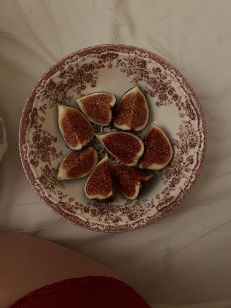 Autumn Fruits, Figs Aestethic, Fig Aesthetic, Figs Aesthetics, Figs Photography, Fig Symbolism, Fig Fruit Aesthetic, Fig Photo, Fig Photography Food Styling