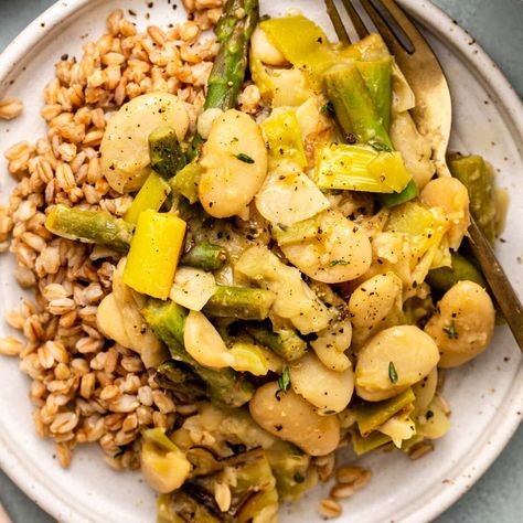 Braised Asparagus and Leeks with Butter Beans - From My Bowl Wheatberry Recipes, Braised Asparagus, Crisp Asparagus, How To Store Asparagus, Tender Asparagus, Butter Beans Recipe, Veggie Plate, Spring Produce, Canned Butter