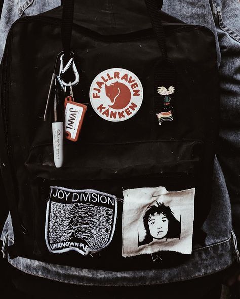 What’s in my backpack #fjallravenkanken #kankenbackpack #patches #joydivision #petedoherty #heyarnold #lgbt #enamelpin #vscophile #vsco Kanken Backpack Patches, Kanken Backpack Aesthetic, Backpack With Pins, In My Backpack, Pete Doherty, My Backpack, Aesthetic Backpack, Backpack Patches, Joy Division